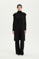 Black coordinated set without pockets on hijabi model