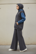 Grey pullover set - hijabi concrete wall